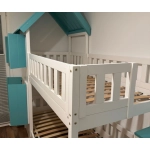 łóżko ze schodami i daszkiem w stylu domku dla dziecka